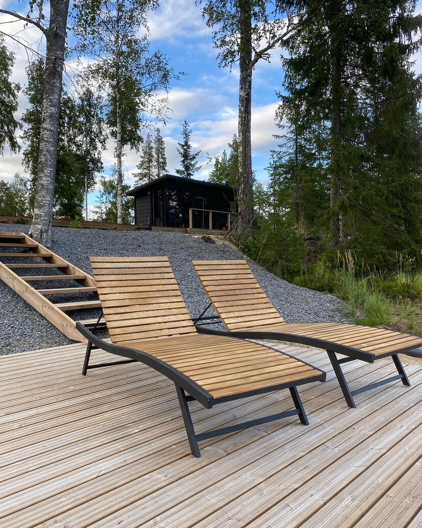 Aurinkotuolit patiolla